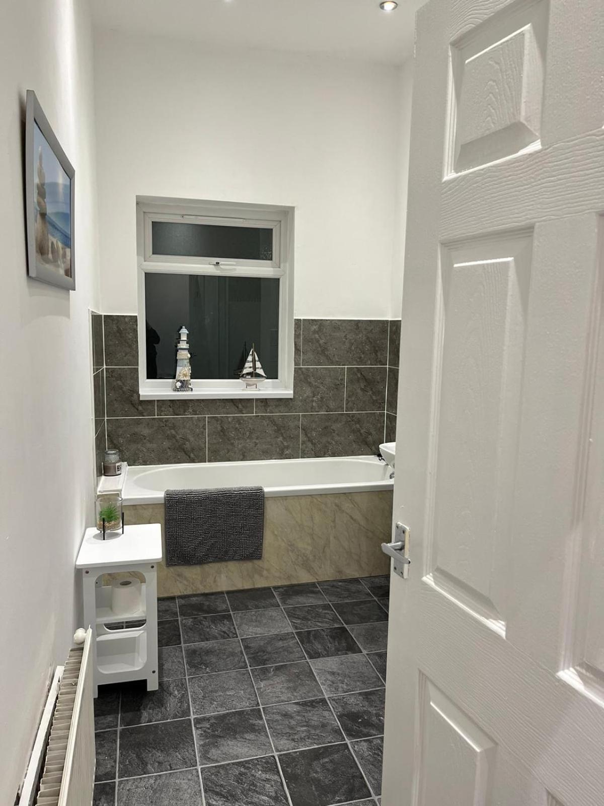 Large Ground Floor Apartment - South Shields - 3 Minutes From South Tyneside Hospital, 8 Minutes From Beach Екстериор снимка